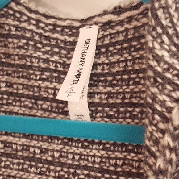 Bethany Mota Grey and White Sweater with Hood - Picture 3 of 4